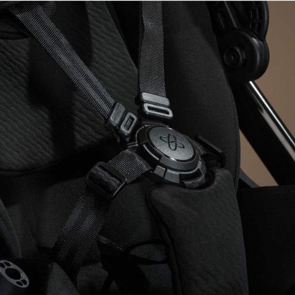 Magnetic Genius™ buckle and auto adjust harness